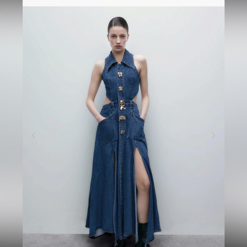 Urban Revivo CUT-OUT SLEEVELESS LAPEL DENIM DRESS
